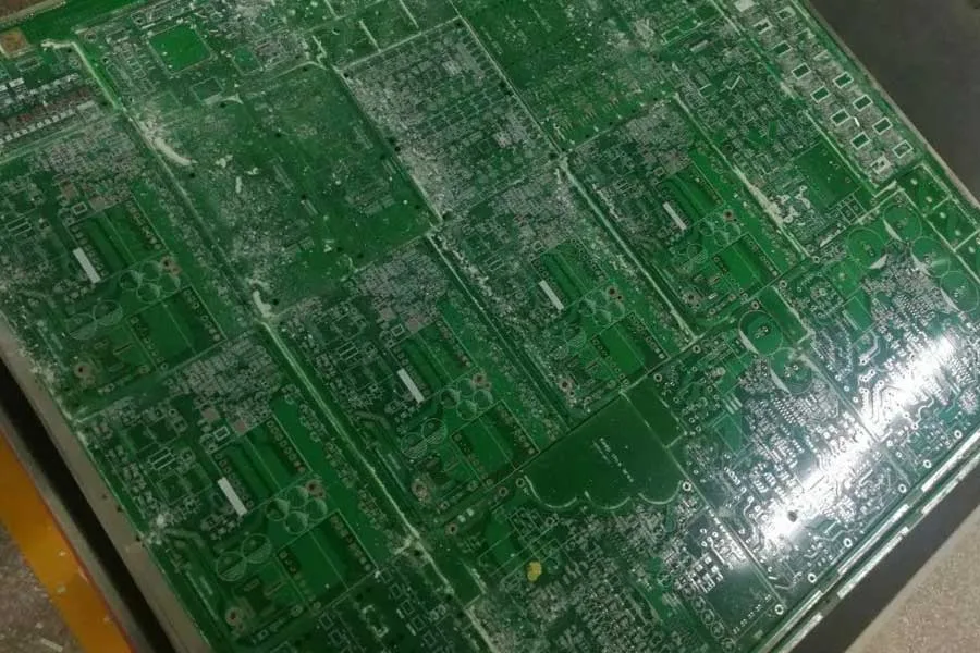 After the V-cut is completed, a lot of debris remains on the PCB board.