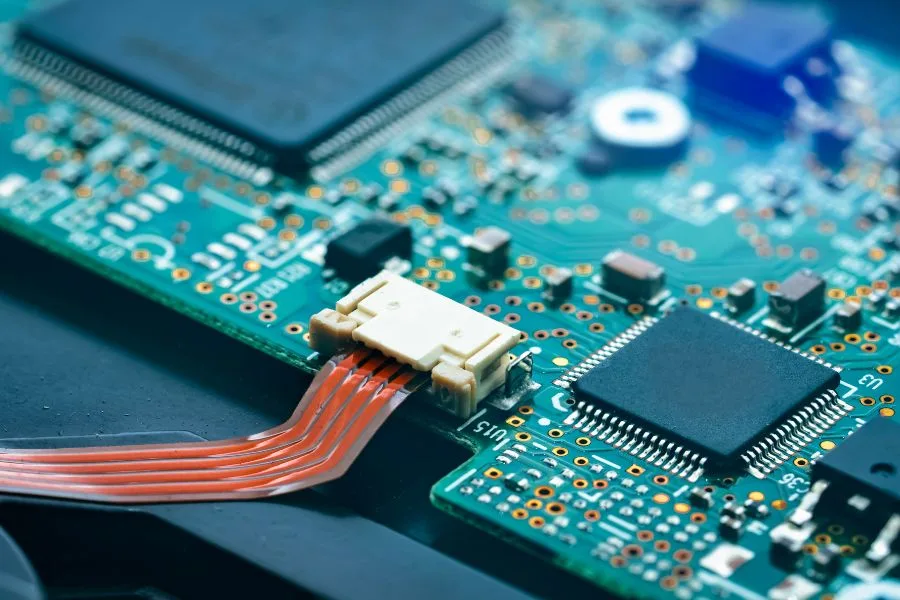 Halogen-free PCB with electronic components mounted on it
